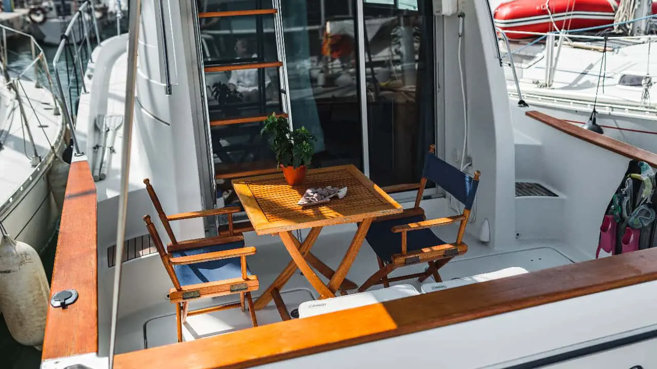 Living on a Boat Full Time Ultimate Guide for Liveaboards Pontooners