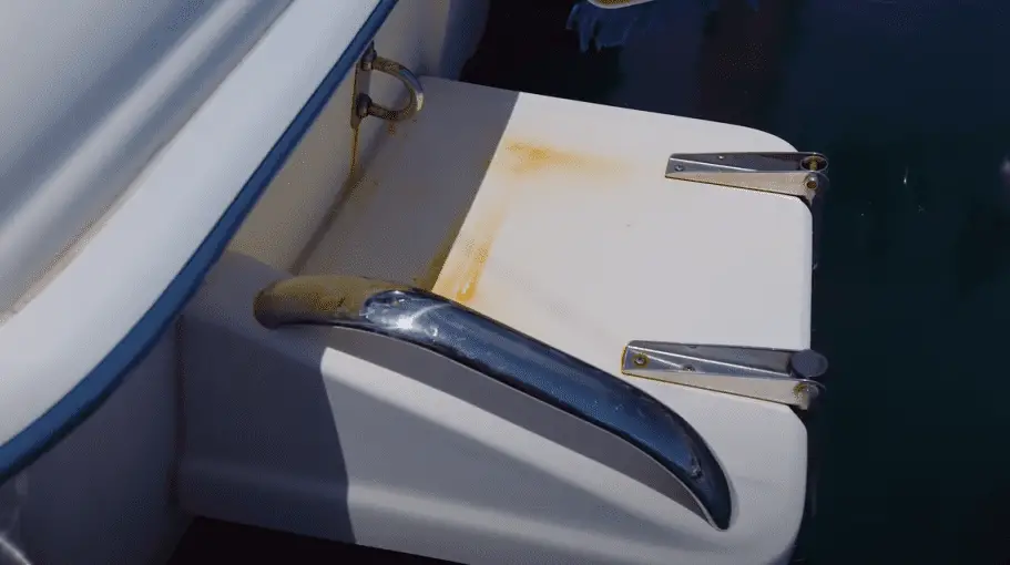 How to Remove Rust Stains From a Fiberglass Boat Pontooners