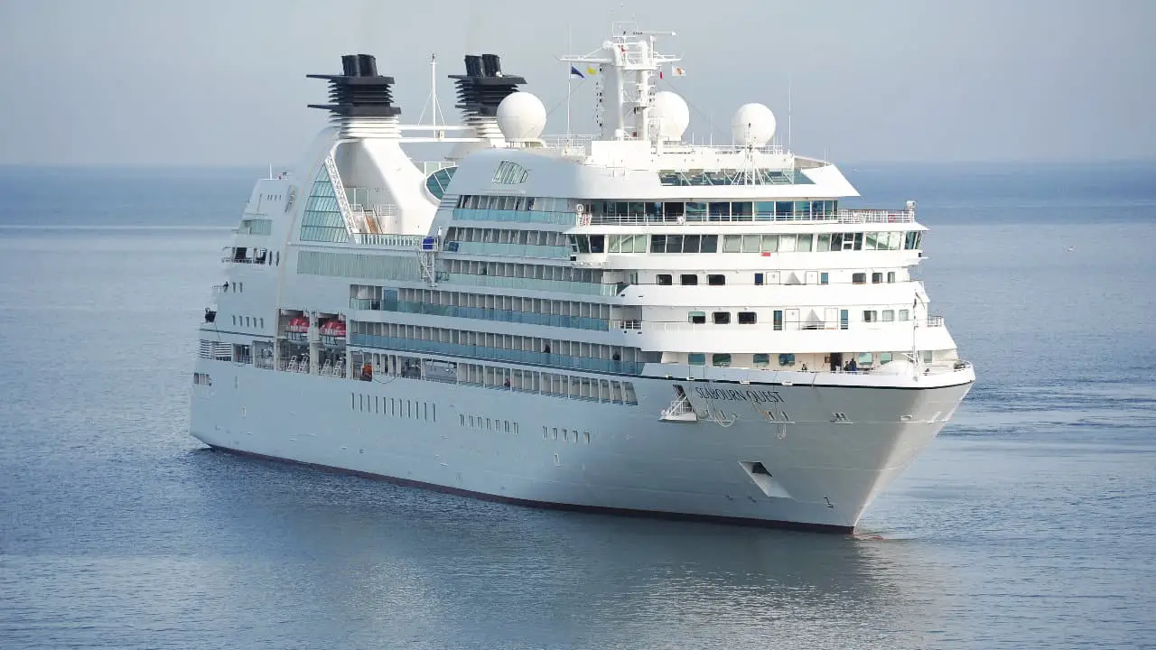 where-to-stay-on-a-cruise-ship-to-avoid-seasickness-pontooners