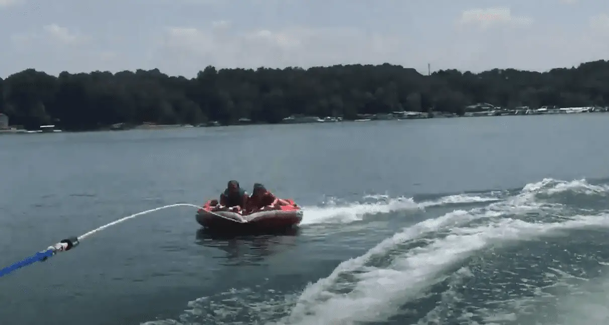 How to Attach a Tow Rope to a Pontoon Boat (Simple Steps) Pontooners