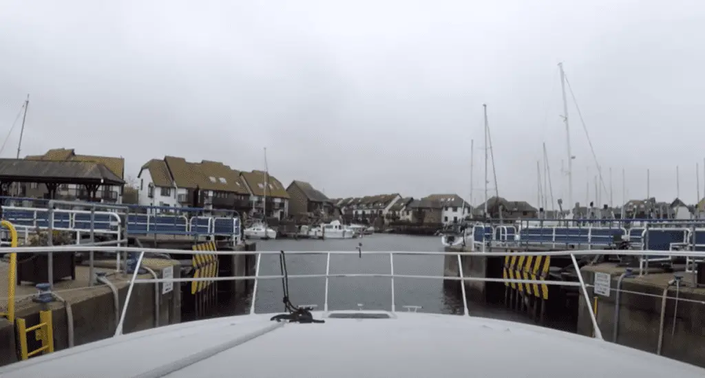 which flashing light tells you to enter a river lock