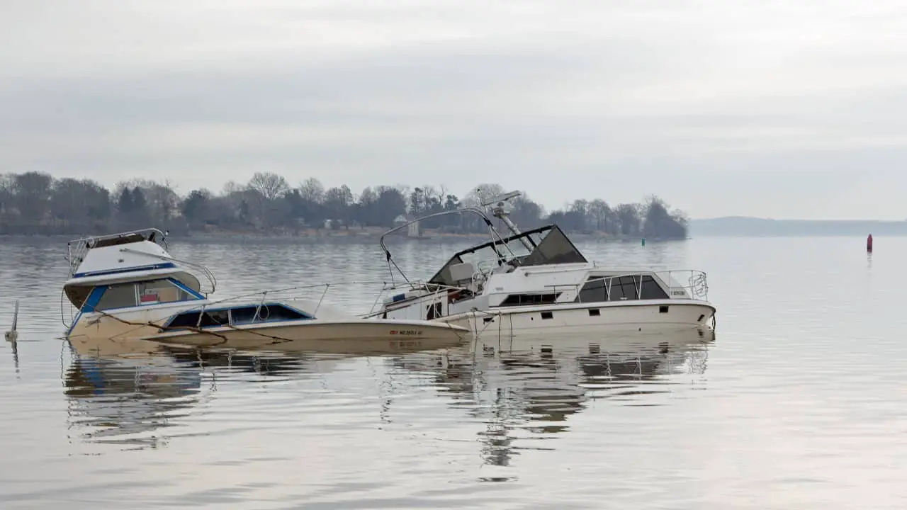 Who is Responsible for Avoiding a Collision Between Two Boats? Pontooners