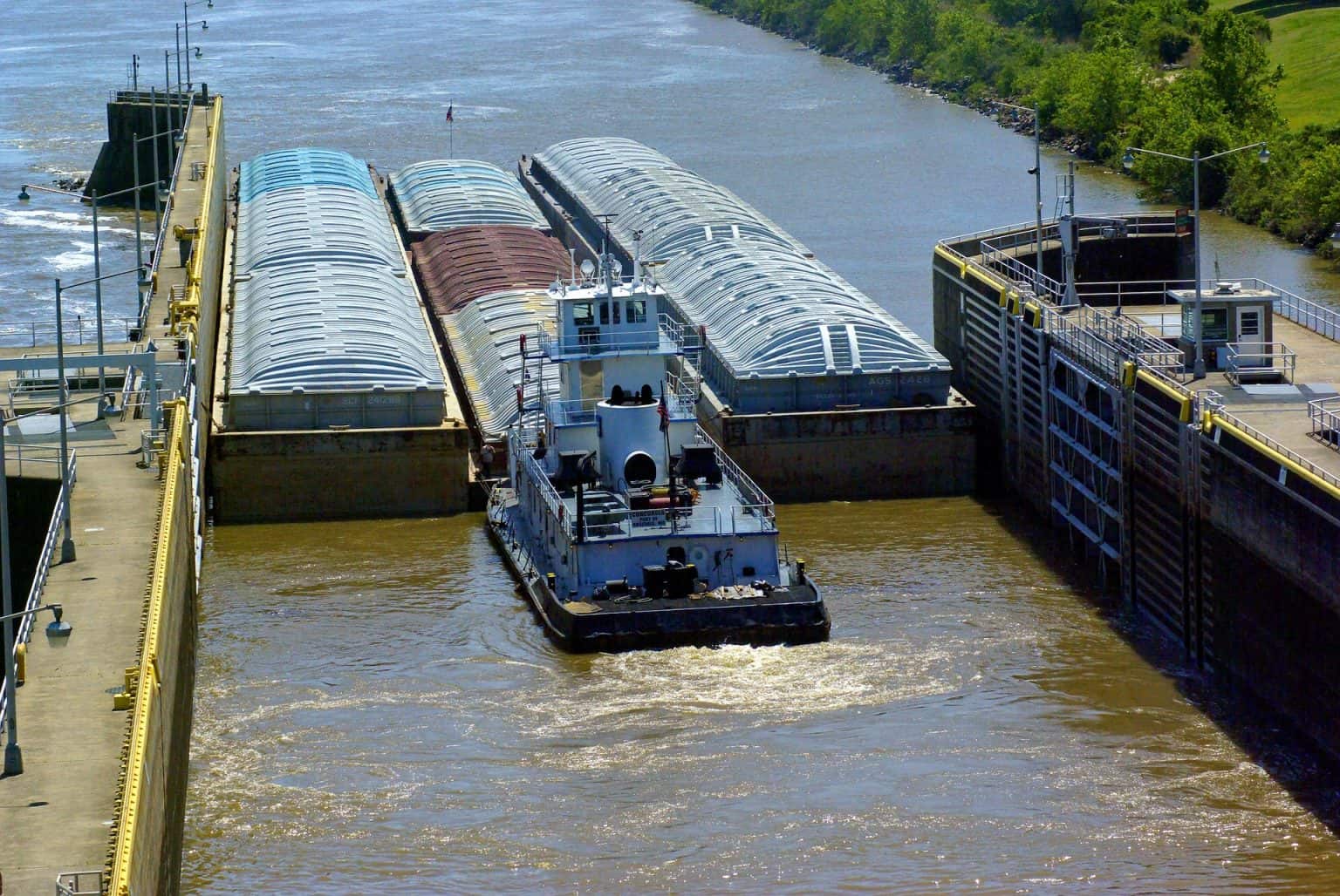 Which Class of Boats Has Priority When Using River Locks? Pontooners