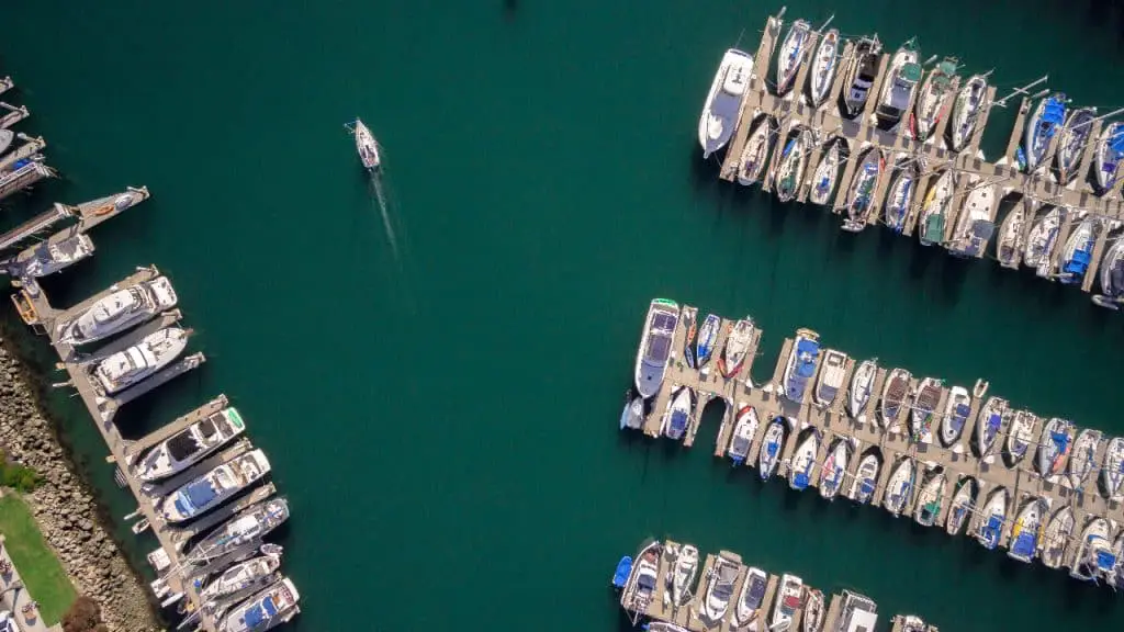 how to become a yacht broker